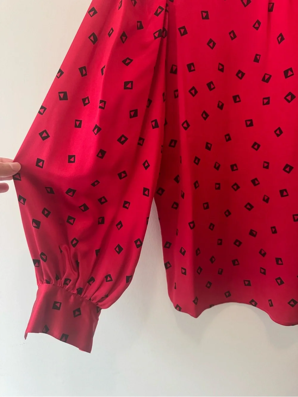 Vintage L.N. Robert’s 100% Silk Red Black Long Sleeve Turtleneck Blouse Artsy 14 - Picture 2 of 9